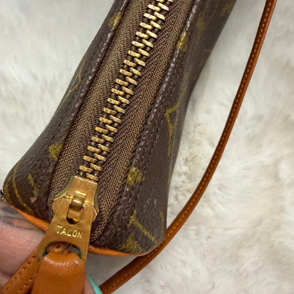 Louis Vuitton - Picture 7 of 16